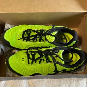 Men’s under armour spine rebel storm